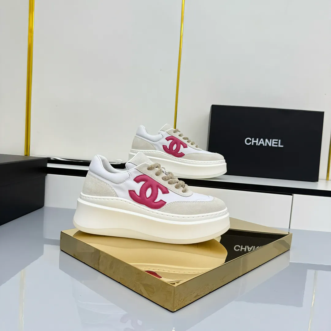 👟👟Ex-factory price 660👟👟 Top version! Chanel Chanel panda shoes! 2025 counter's top casual sports shoes. This classic design; the upper is electro-embroidered with a variety of techniques; the outsole is fashionable and sporty; the unusual inclusion of a variety of color matching elements... The diversified mix and match is very good-looking and versatile, and can be used for leisure, fashion, sports, and outdoor... ꫛꫀꪝ Go➫ Materials: ❶Upper made of: original imported first-layer silk cowhide + original waterproof cloth + original first-layer cowhide ❷Inner lining: Original Yangli+wang ❸ Outsole based on: Original TPU combination outsole Counter boutique packaging complete set for women 35–41